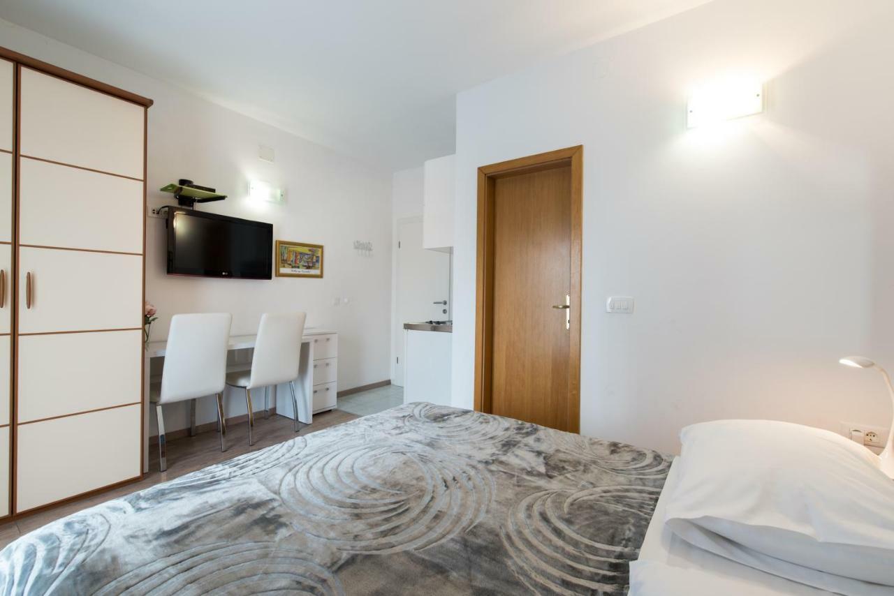 Beach Guesthouse Mediteran Podstrana Bagian luar foto