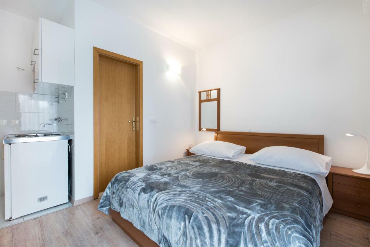 Beach Guesthouse Mediteran Podstrana Bagian luar foto