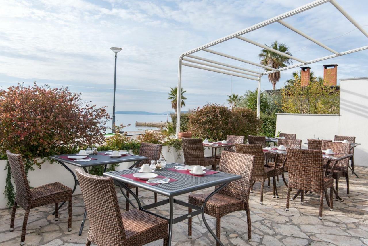 Beach Guesthouse Mediteran Podstrana Bagian luar foto