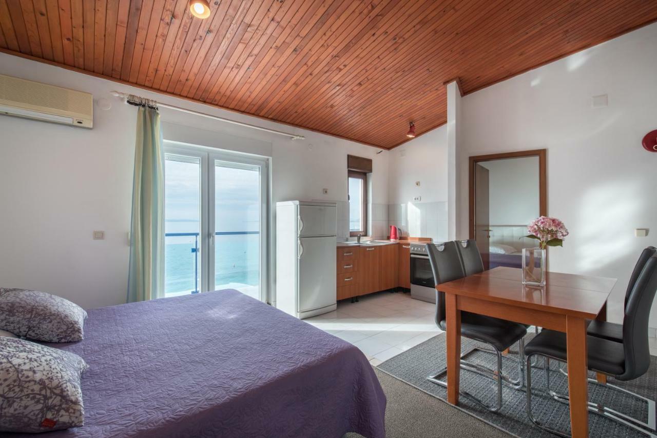 Beach Guesthouse Mediteran Podstrana Bagian luar foto